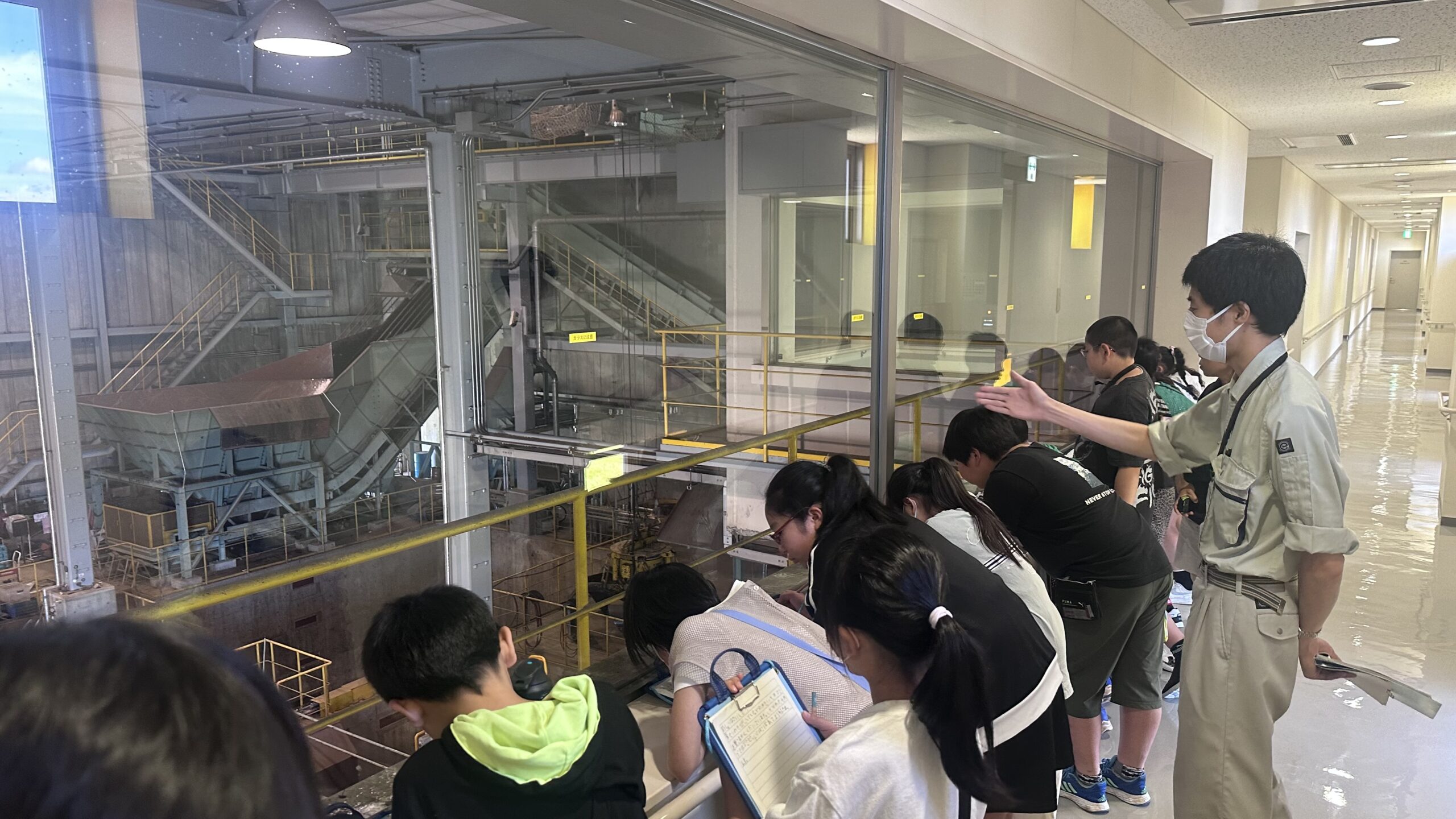 7月2日　4年生が校外学習に出かけました。 のサムネイル画像