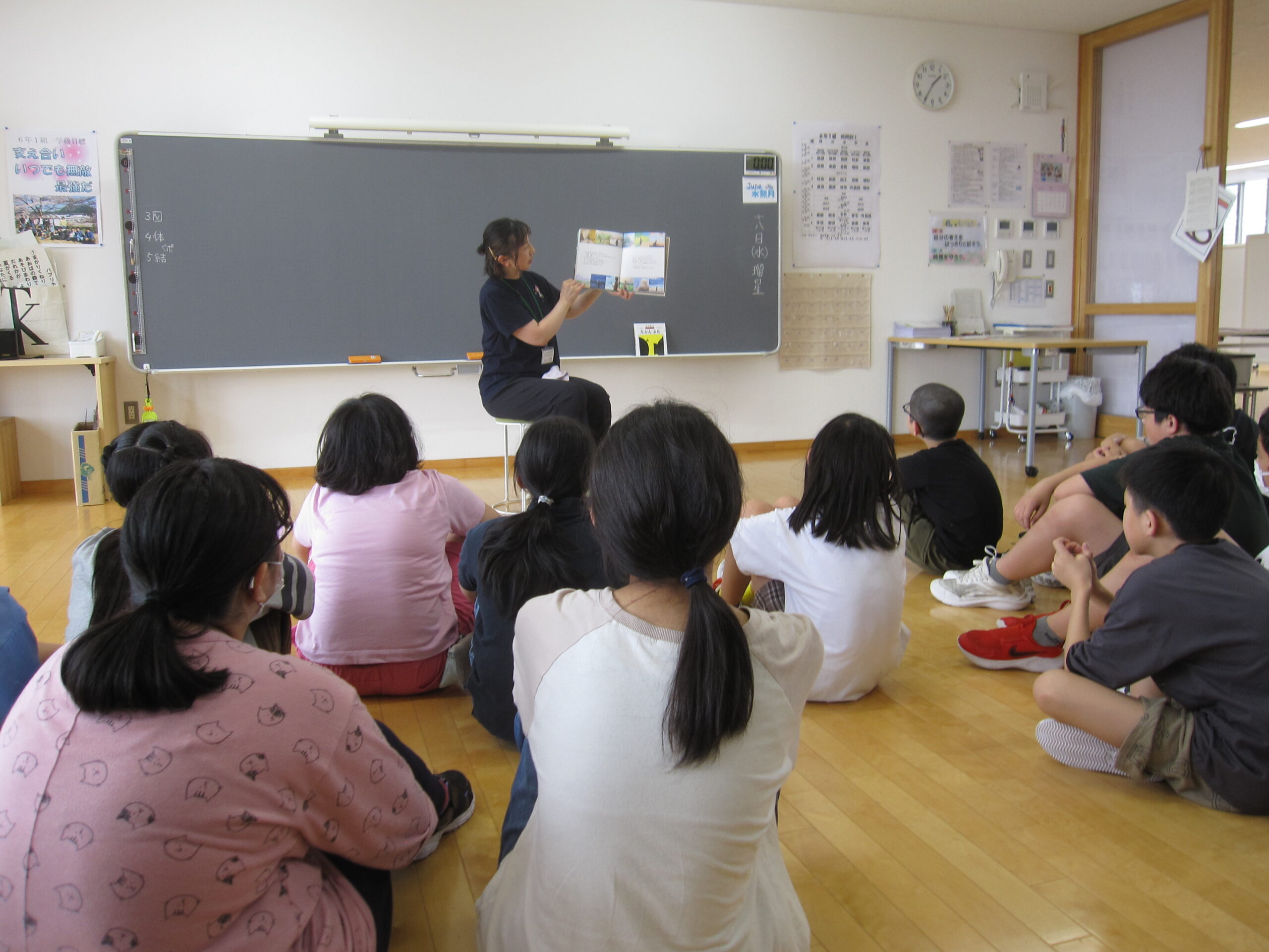 6月18日(水)　本の読み聞かせが行われました のサムネイル画像