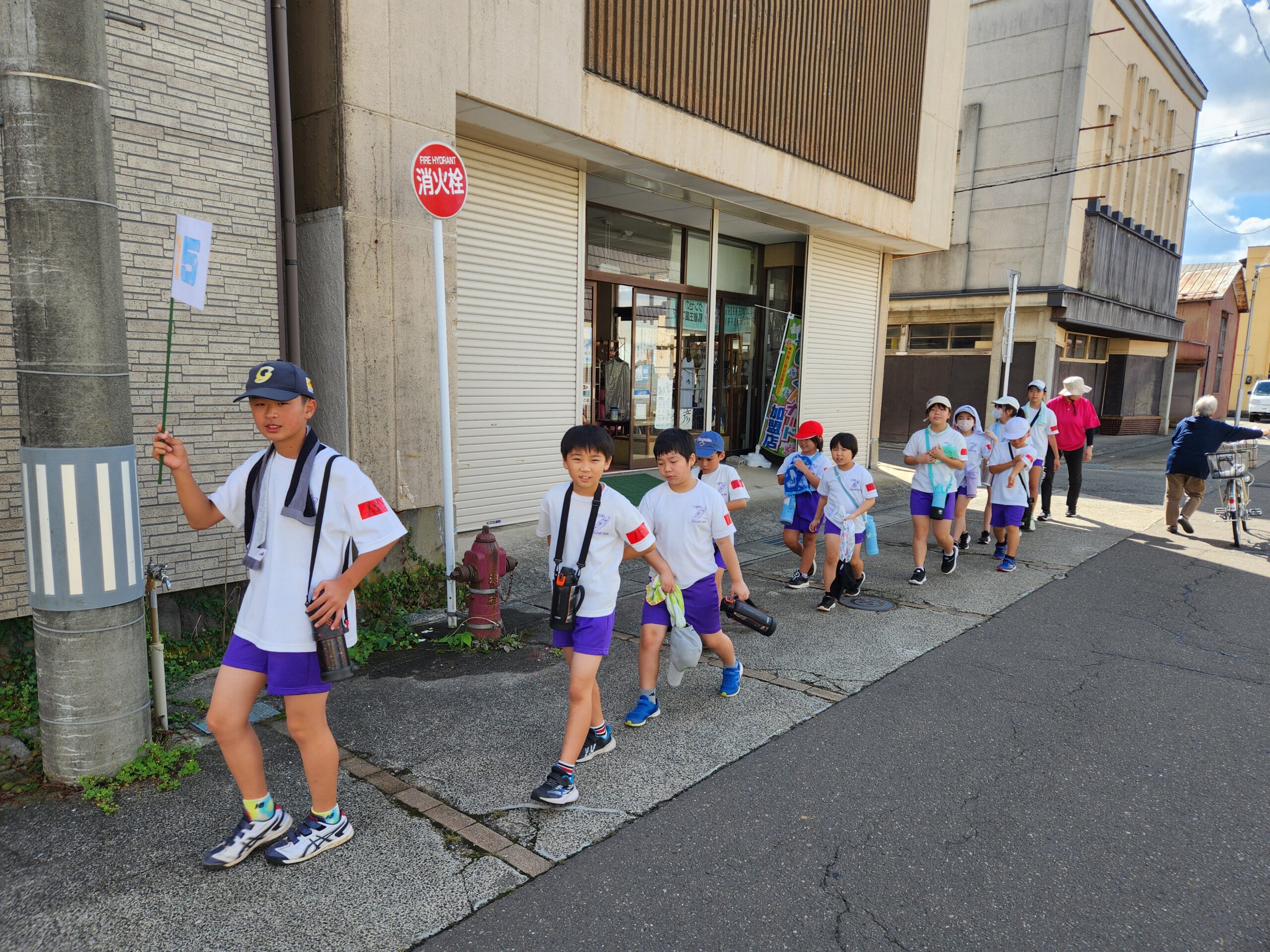 9月30日　全校縦割り班ウォークラリーが行われました のサムネイル画像