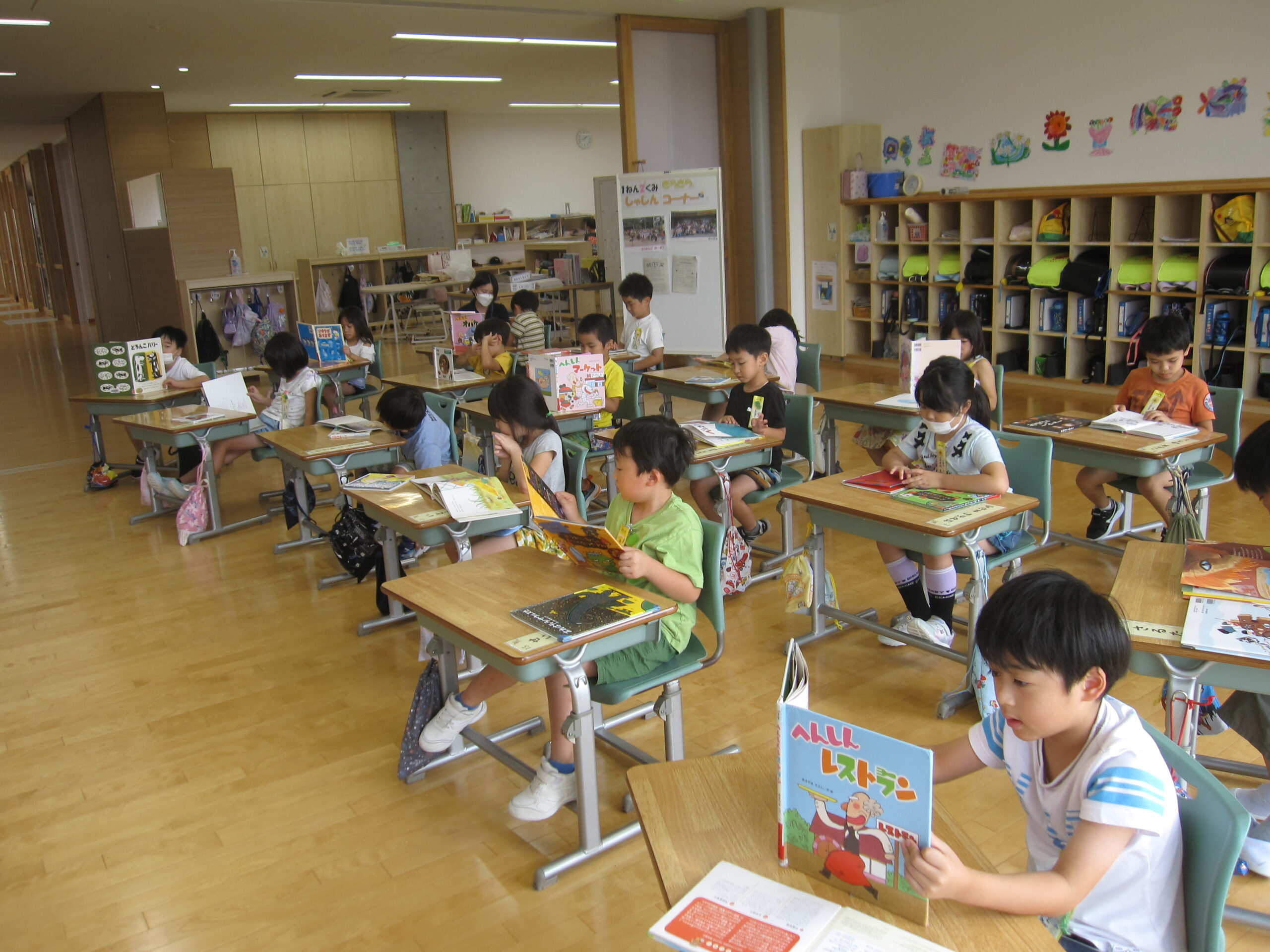 ９月１日　読書タイムの様子 のサムネイル画像