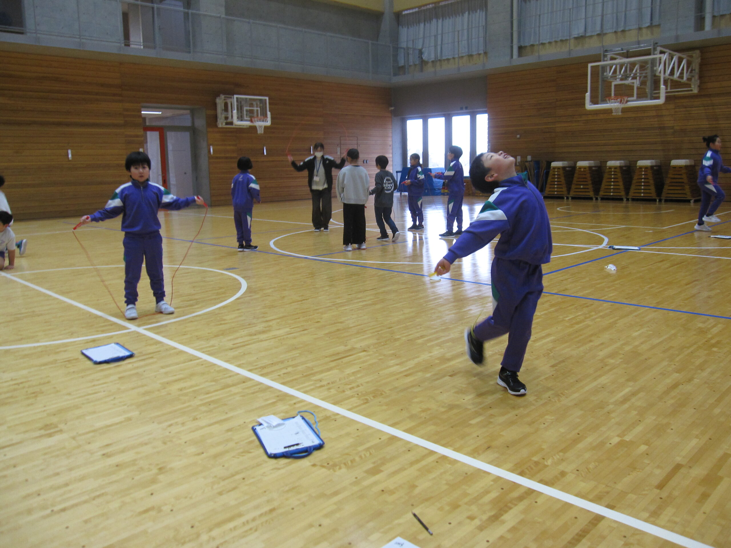 12月15日　縄跳びに挑戦しています のサムネイル画像