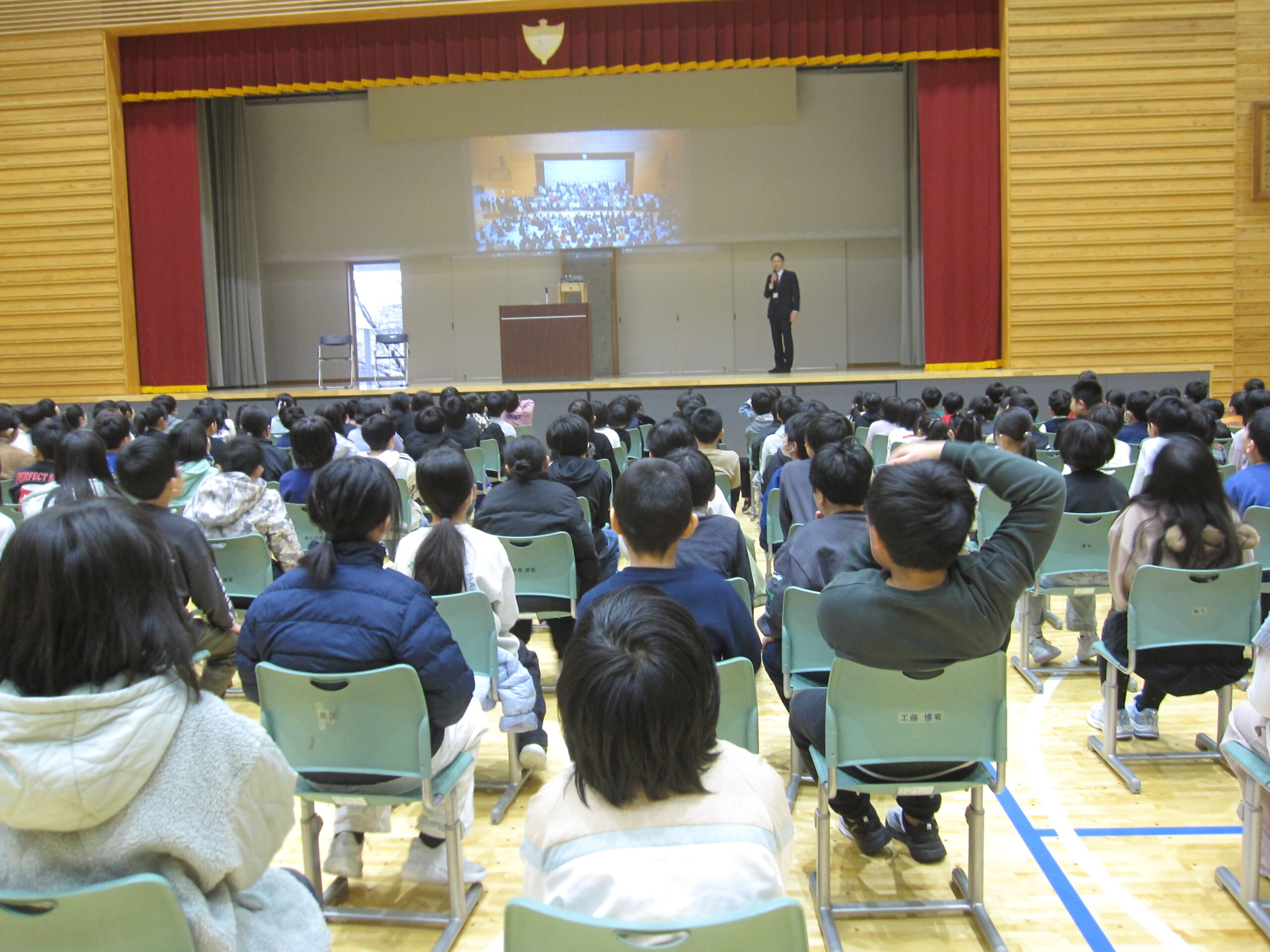 12月25日　冬休み前集会が行われました のサムネイル画像