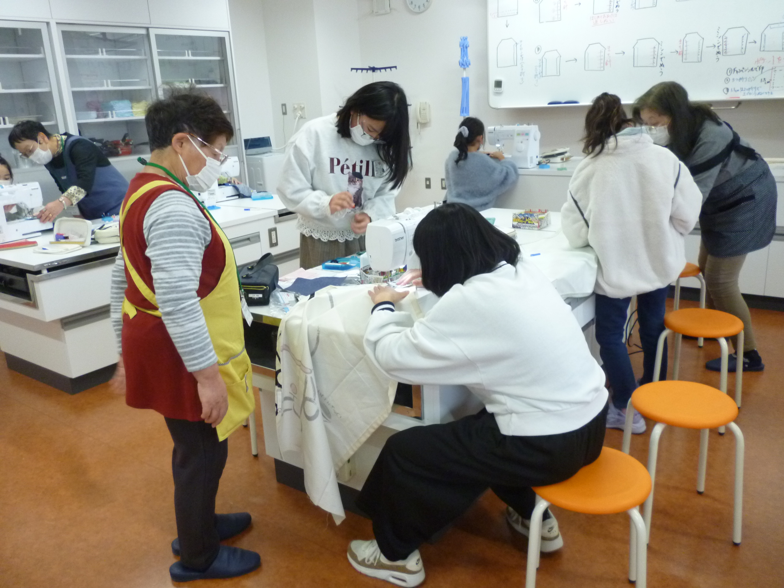 12月9日　ミシンボランティアの方がいらっしゃいました のサムネイル画像