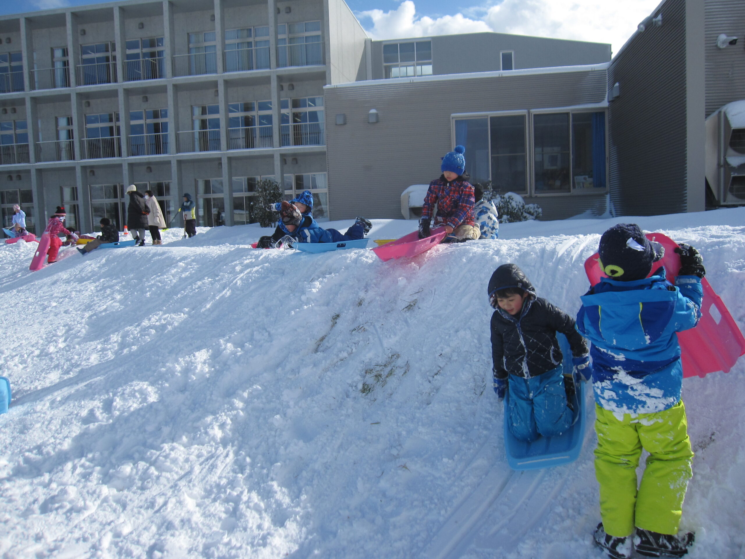 1月21日 雪遊びを楽しみました のサムネイル画像
