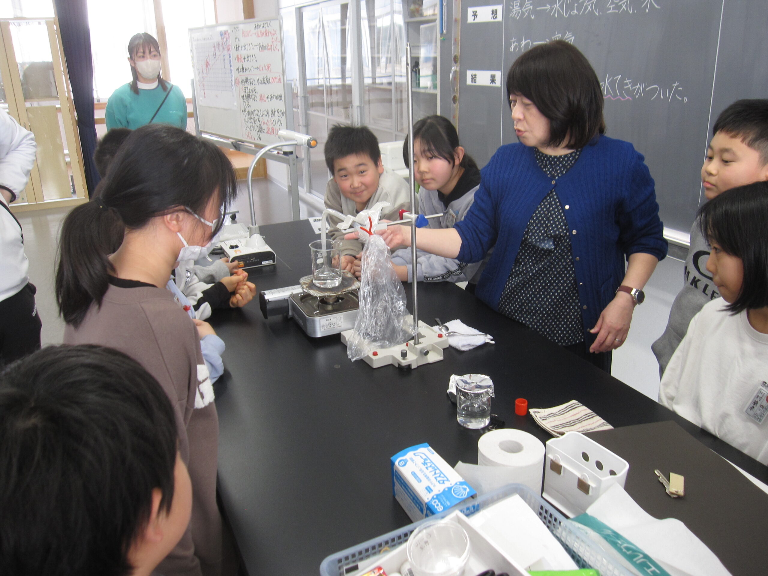 2月20日 実験をしています のサムネイル画像