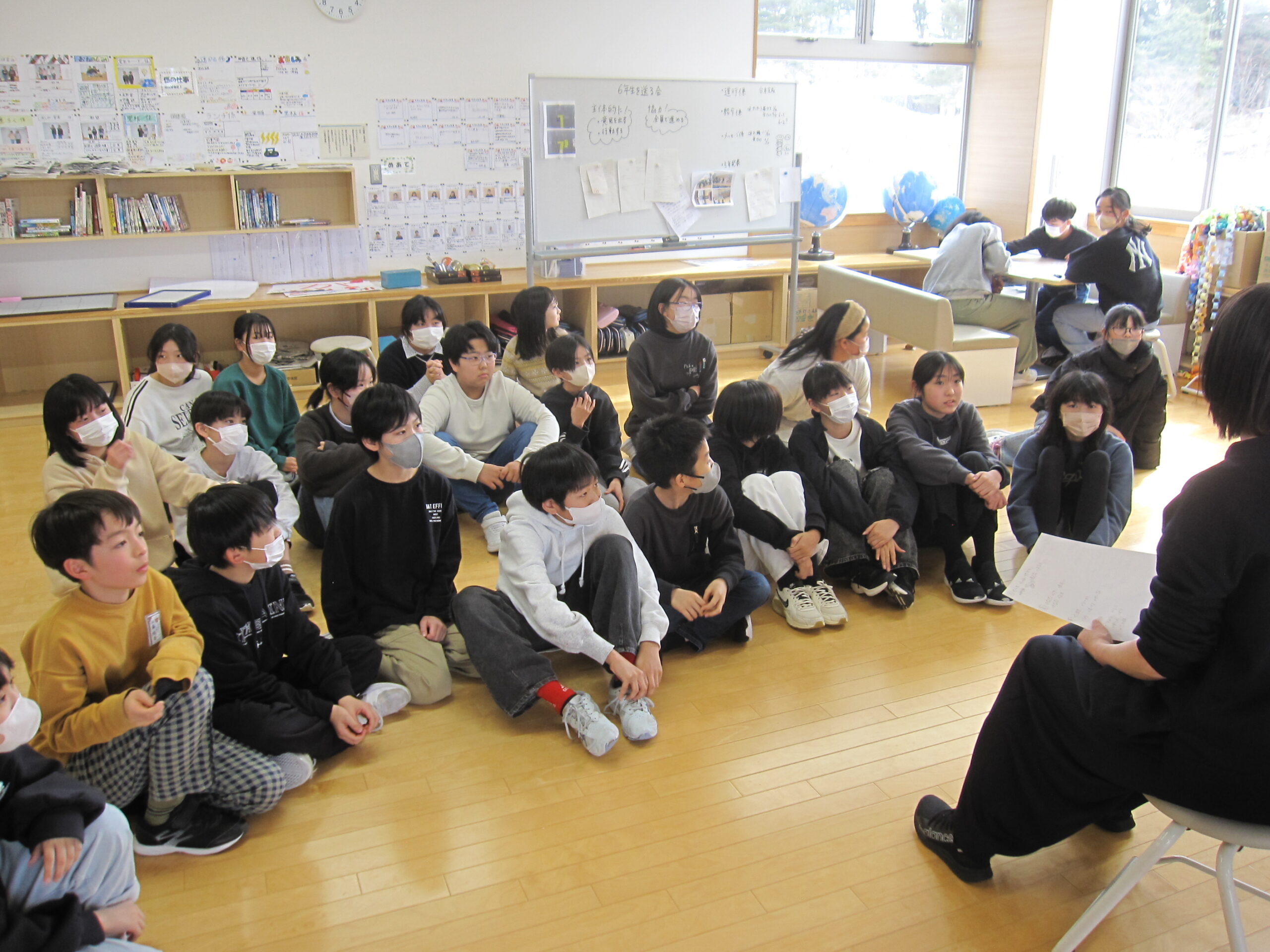 2月18日 6年生を送る会の準備をしています のサムネイル画像