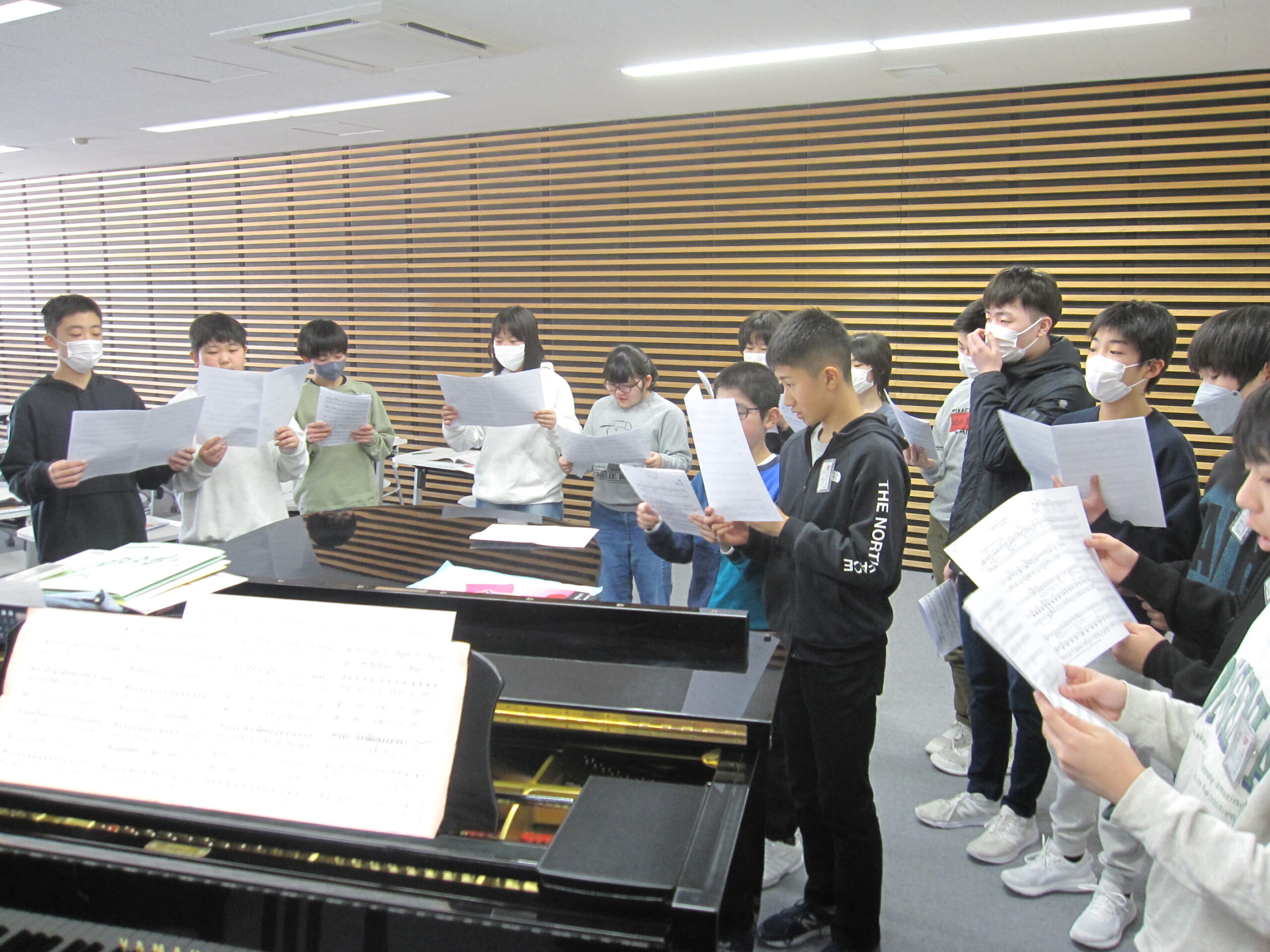 2月10日 6年生が合唱練習をしていました のサムネイル画像