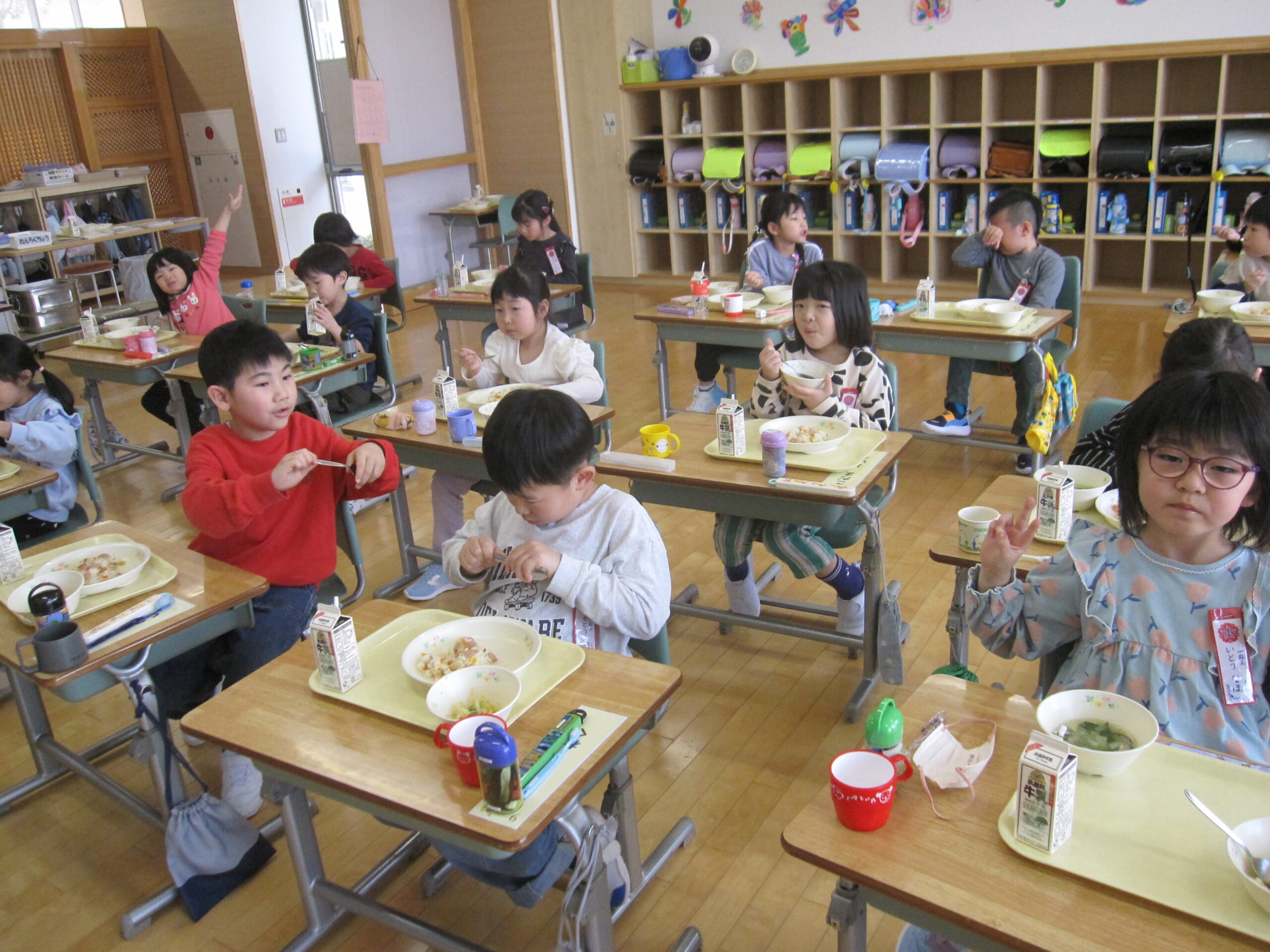 ４月９日 給食が始まりました のサムネイル画像