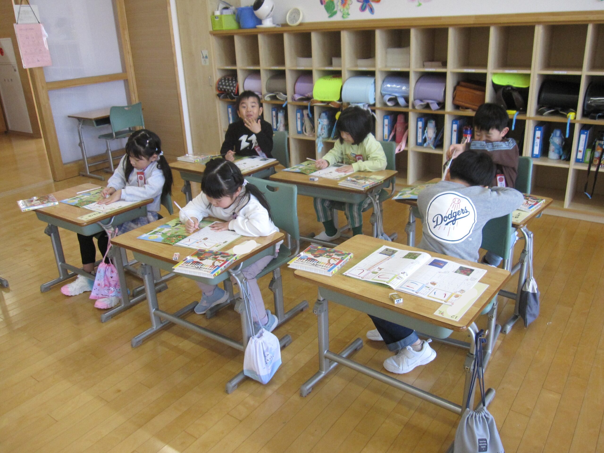 ４月14日 １年生がひらがなの学習をしていました のサムネイル画像