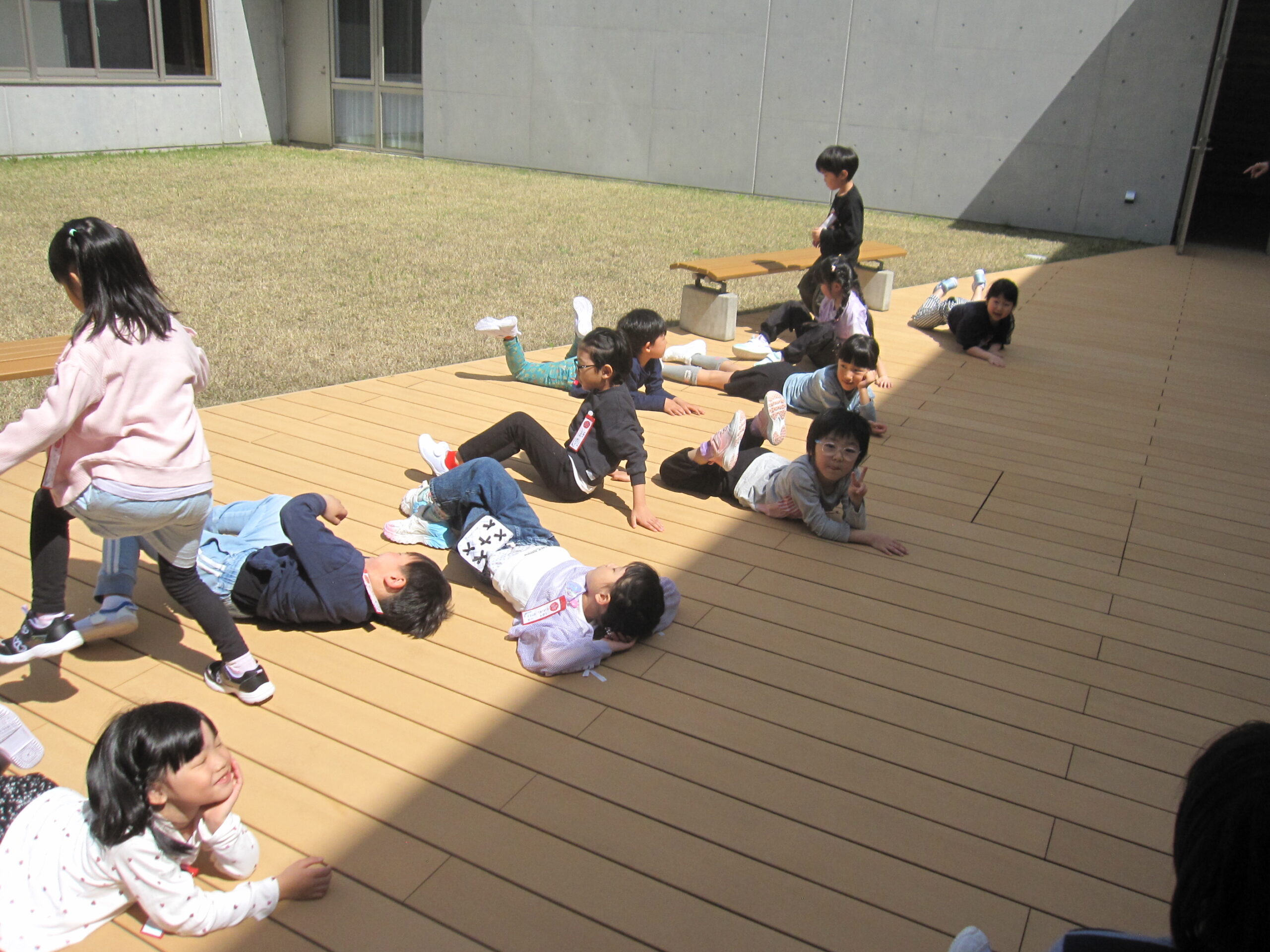 ４月23日 １年生が中庭でひなたぼっこをしていました のサムネイル画像