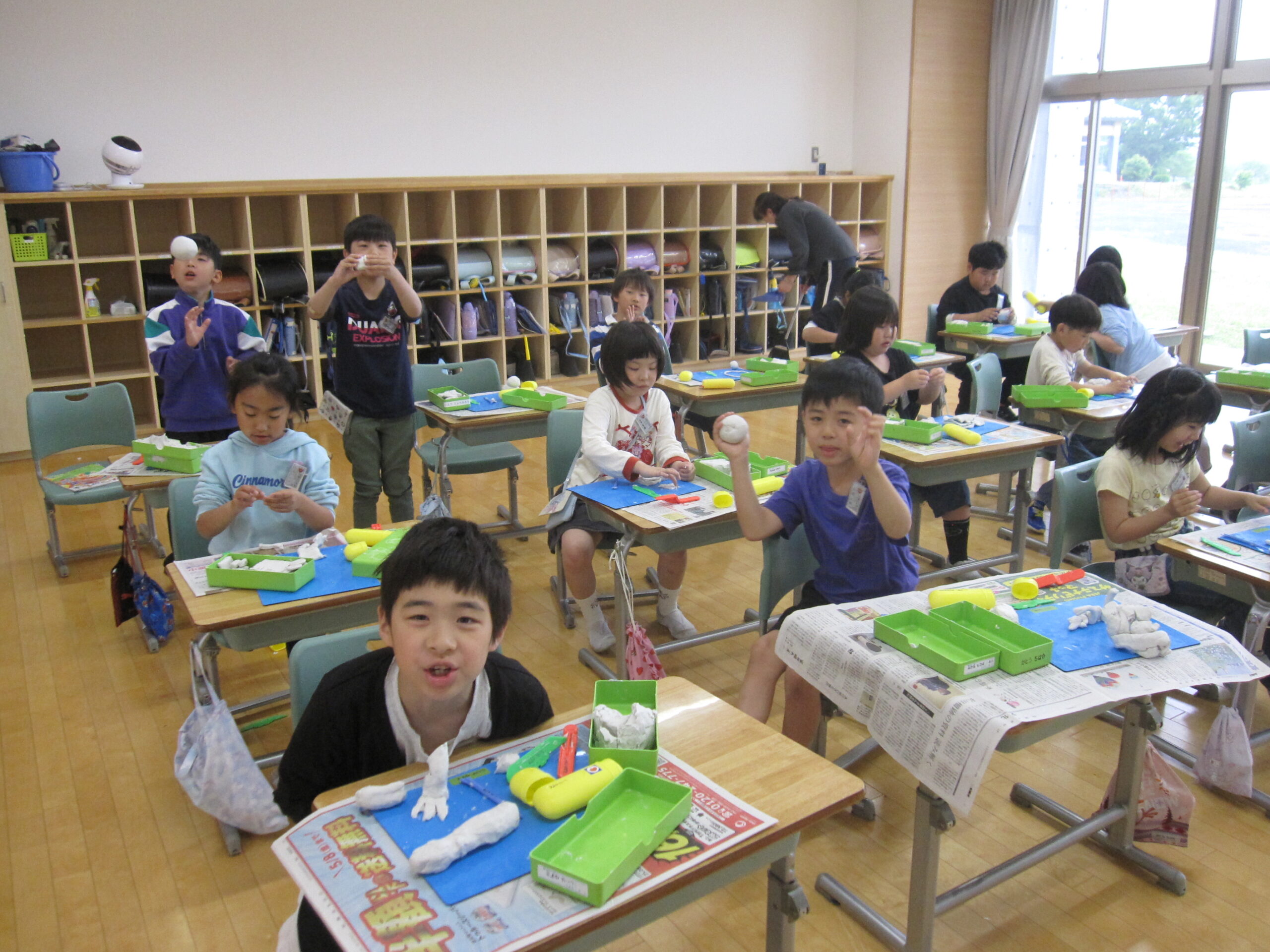 ５月21日 ２年生が図工の学習をしていました のサムネイル画像