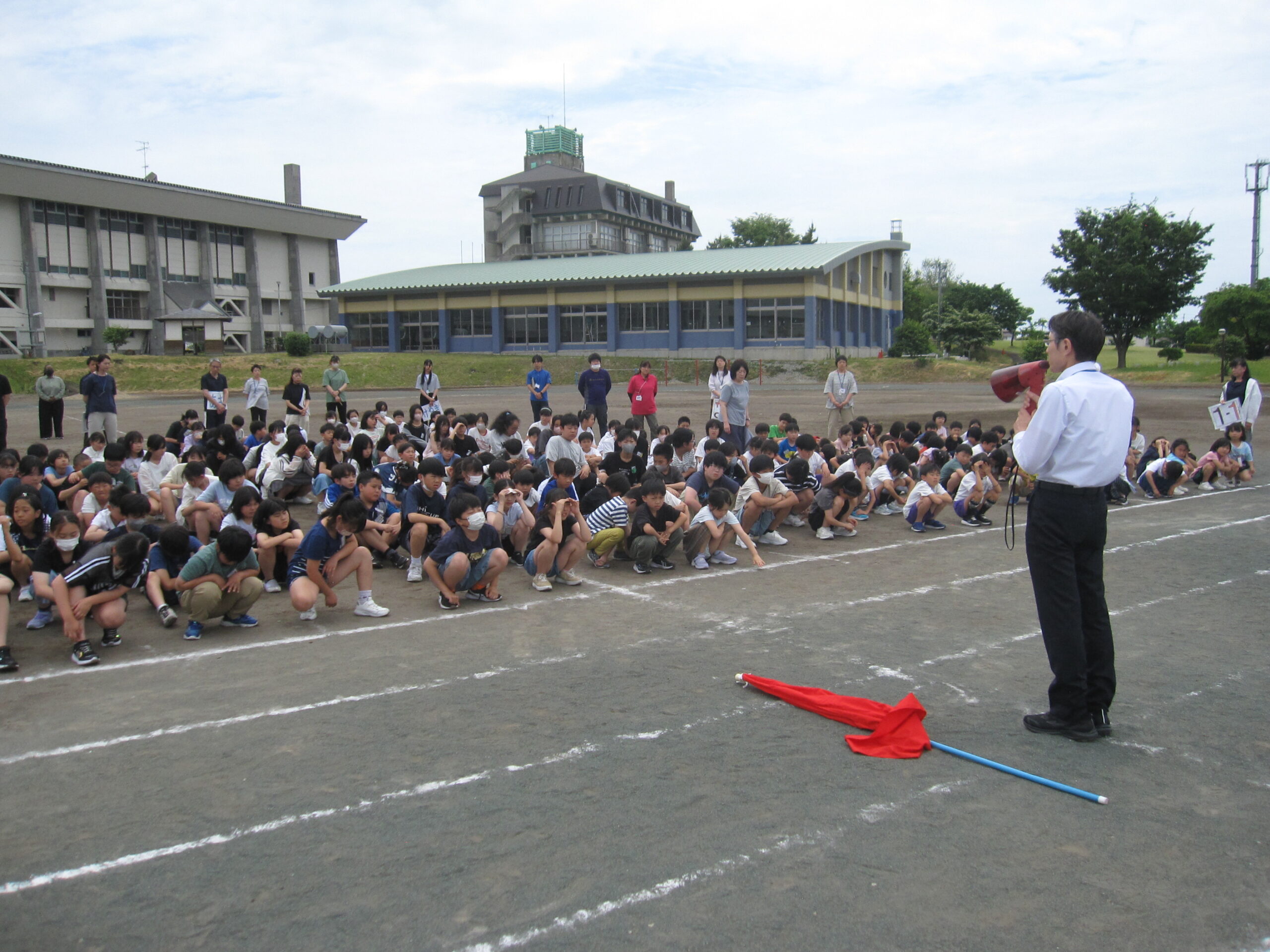 ５月28日 避難訓練と引き渡し訓練を行いました のサムネイル画像