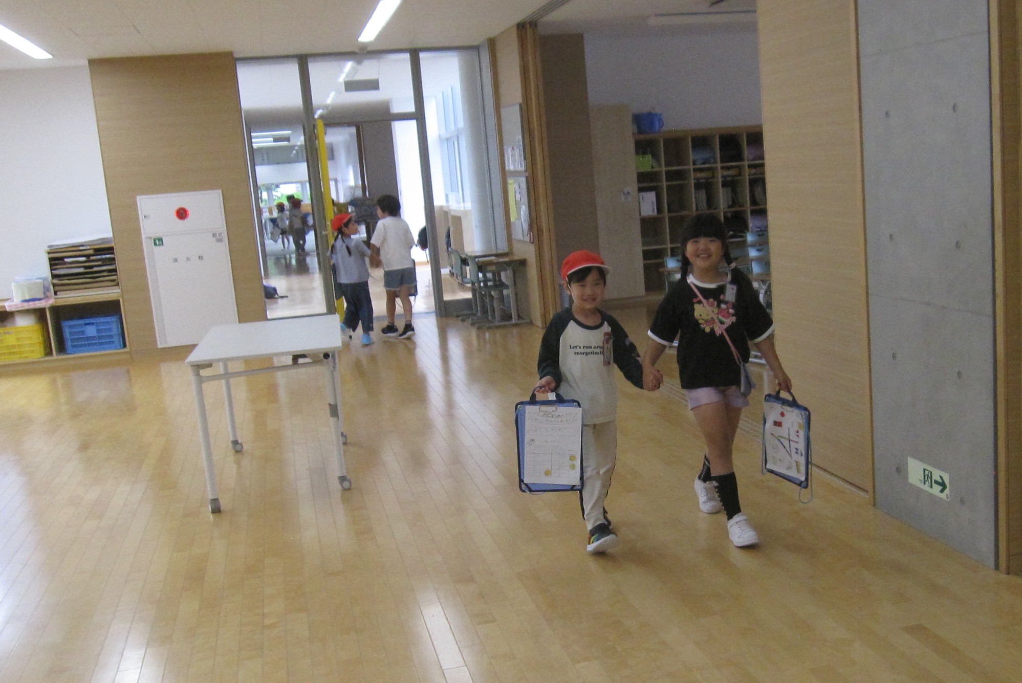 ６月３日 １･２年生が学校探検をしました のサムネイル画像