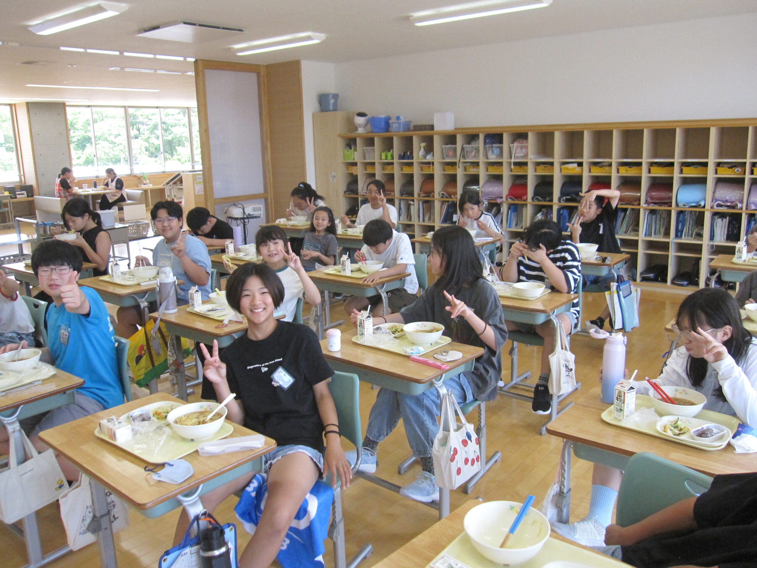 ６月24日 ５･６年生、楽しい給食タイム のサムネイル画像