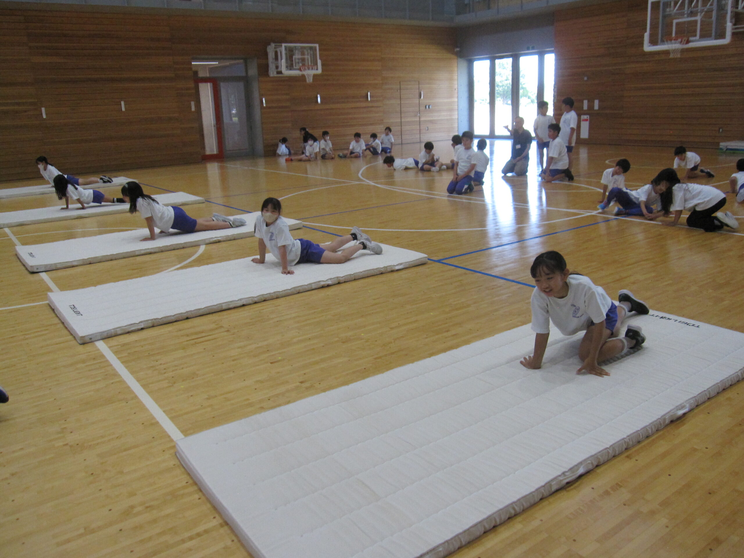 ６月25日 ４年生、マット運動を頑張っています のサムネイル画像