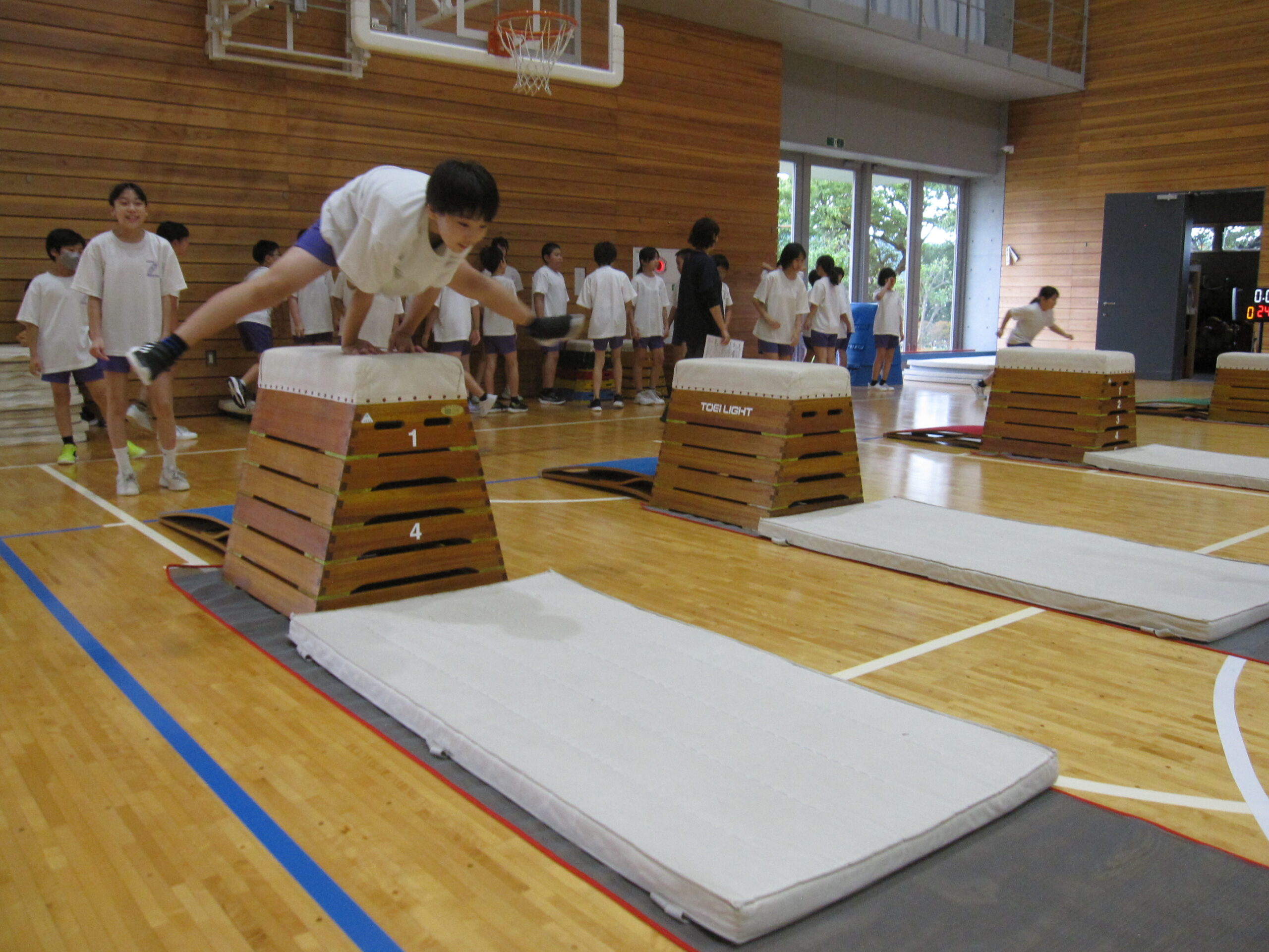 ９月15日 ５年生も跳び箱運動がんばってます のサムネイル画像
