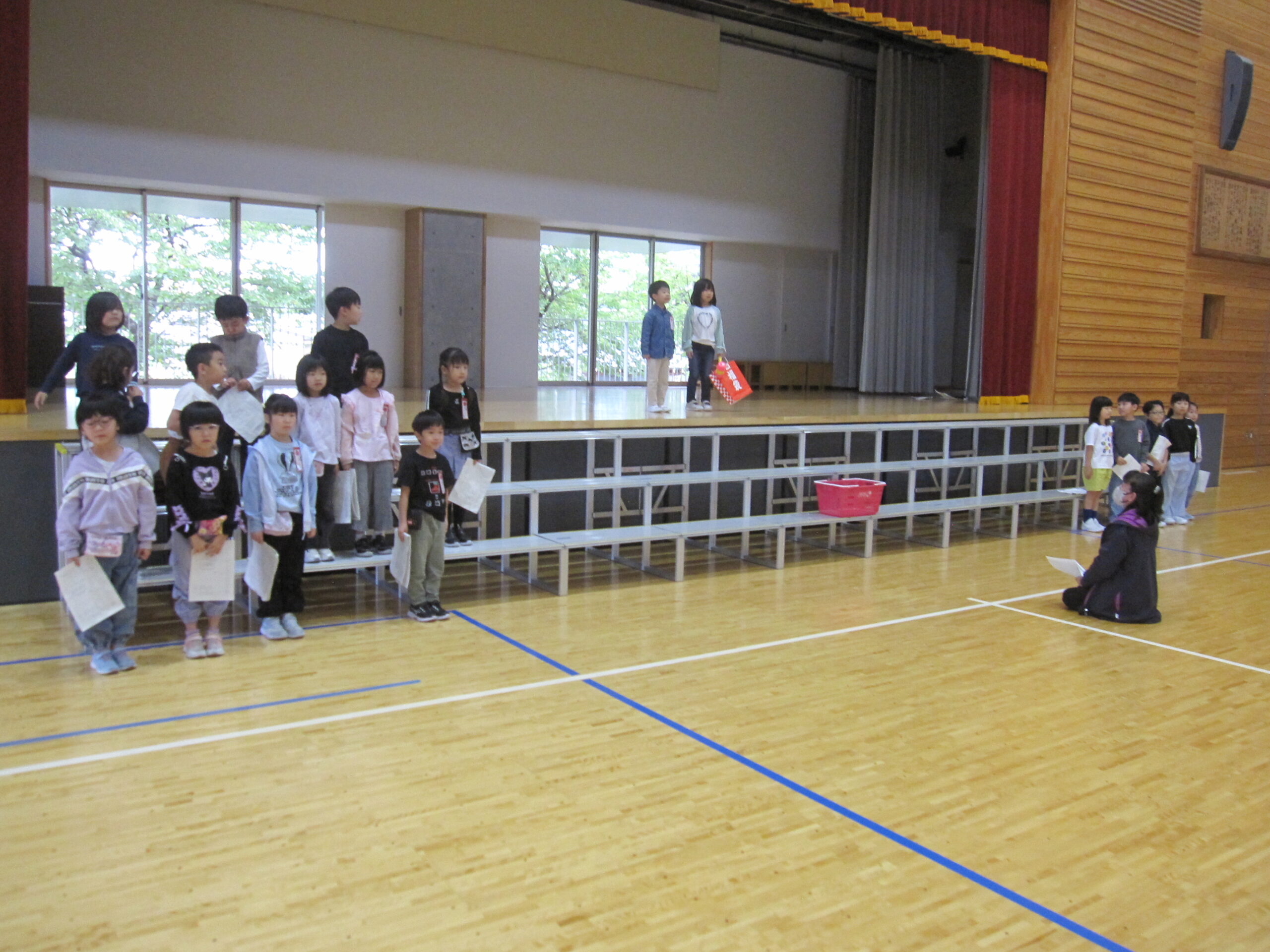 10月５日 学習発表会の練習を頑張っています のサムネイル画像