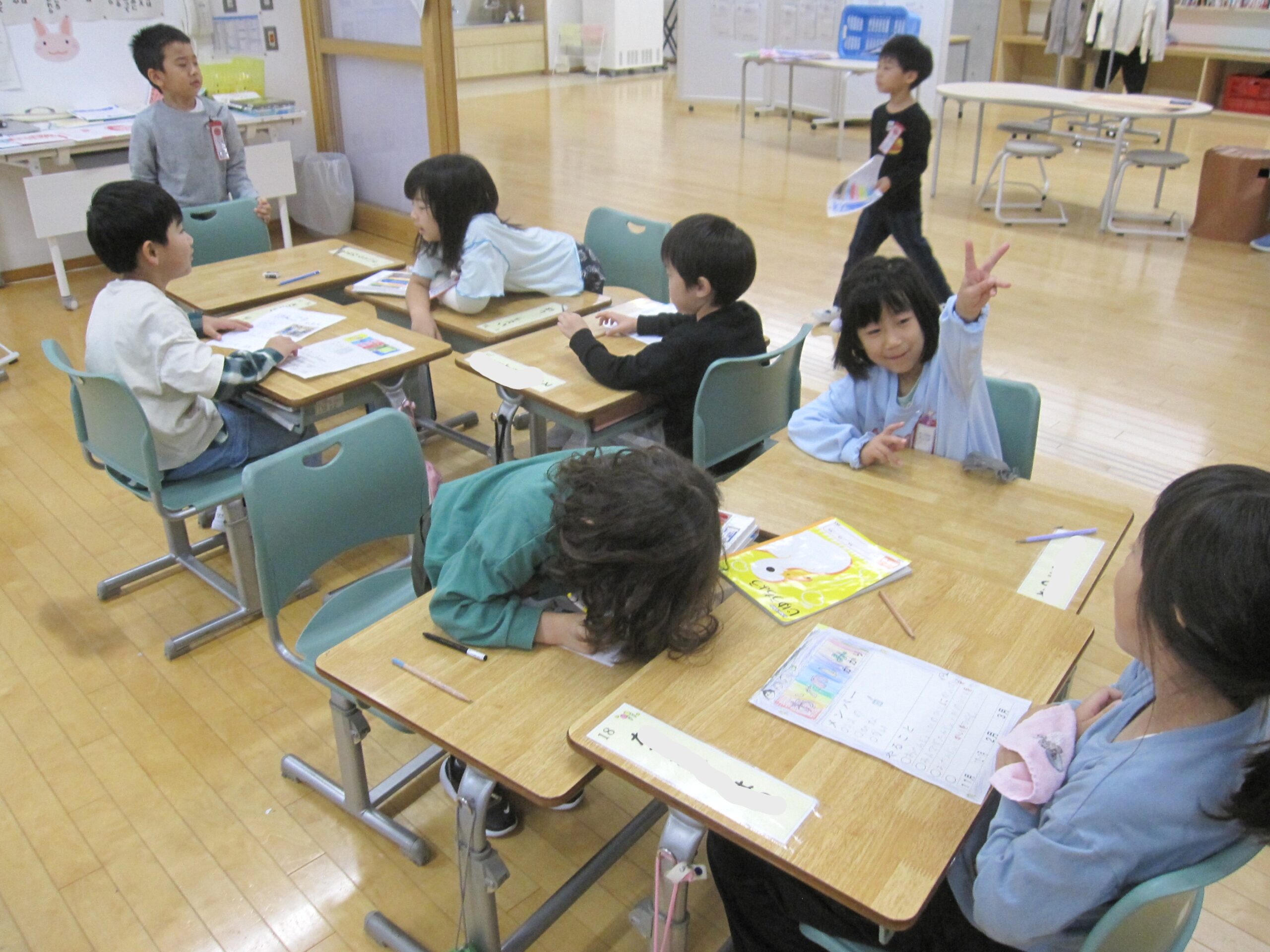 10月21日 ２学期の係を決めました のサムネイル画像